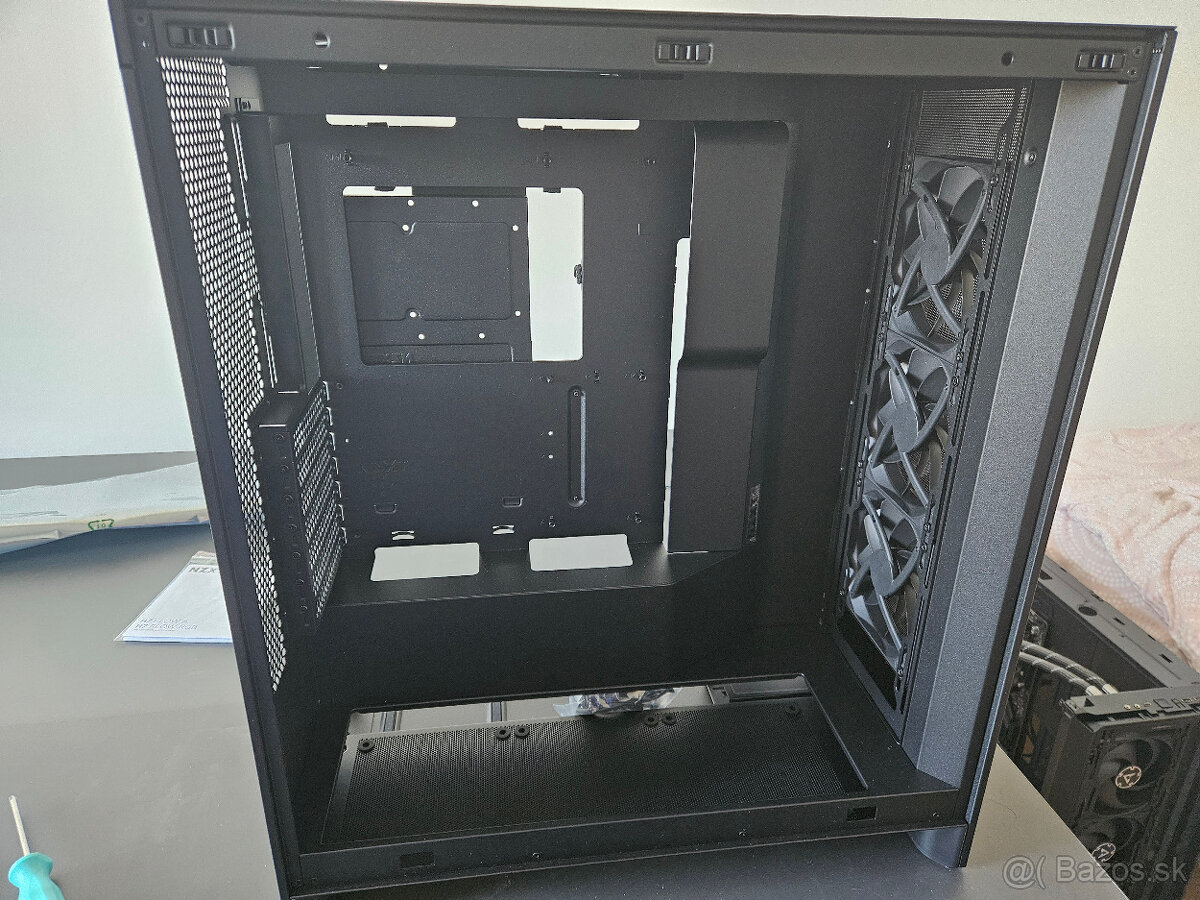 PC skrina NZXT H7 flow 2024