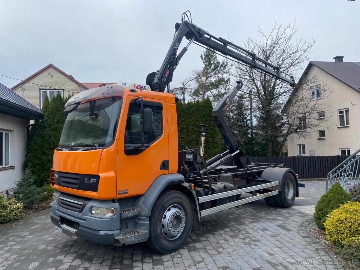 DAF LF 55.250 / HÁKOVÝ NAŤAHOVÁK + HYDRAULICKÁ RUKA /  KRAN