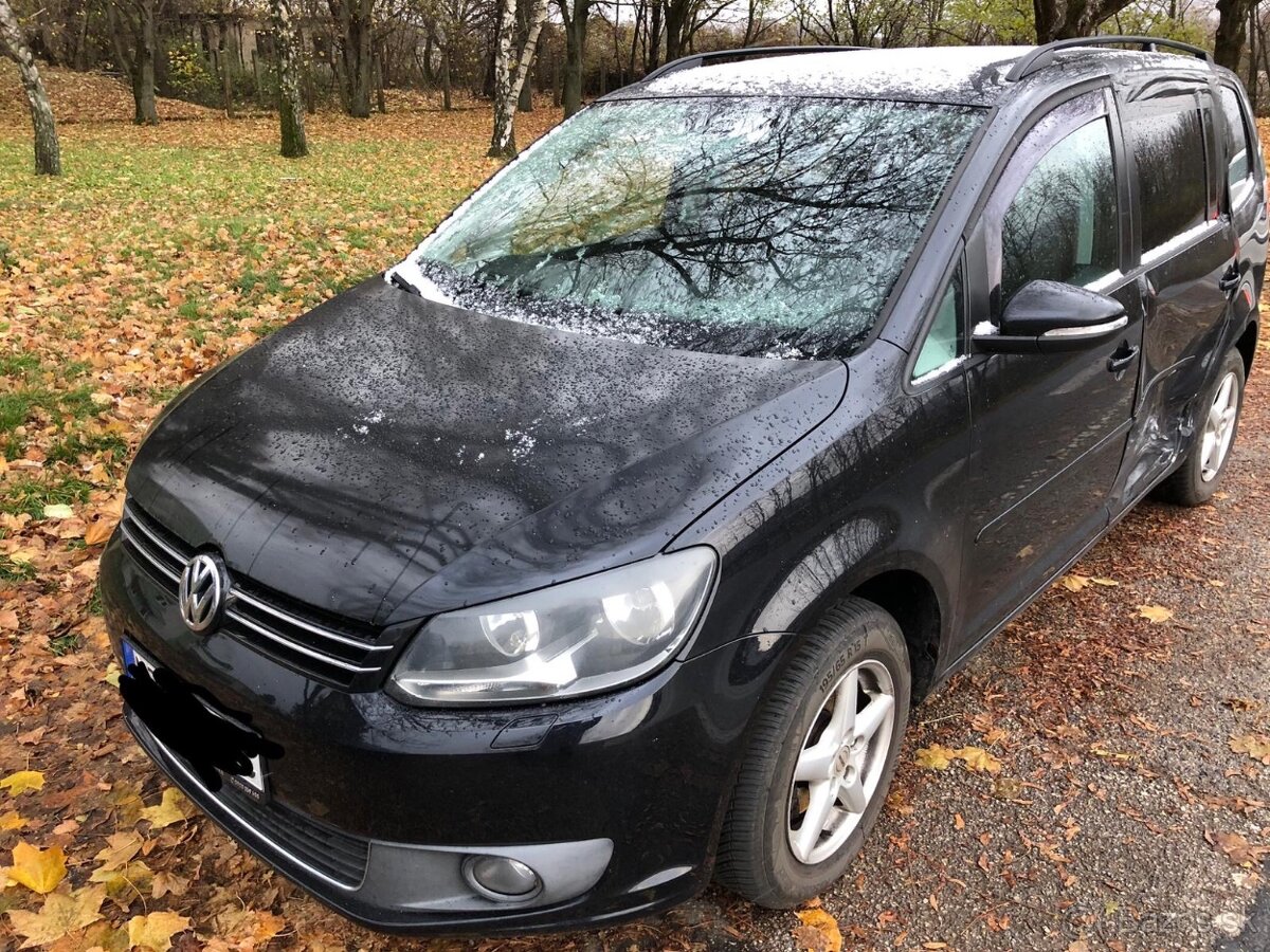 Predám ľahko havarovaný WV Touran 1.6 TDi 77kW rv 2011