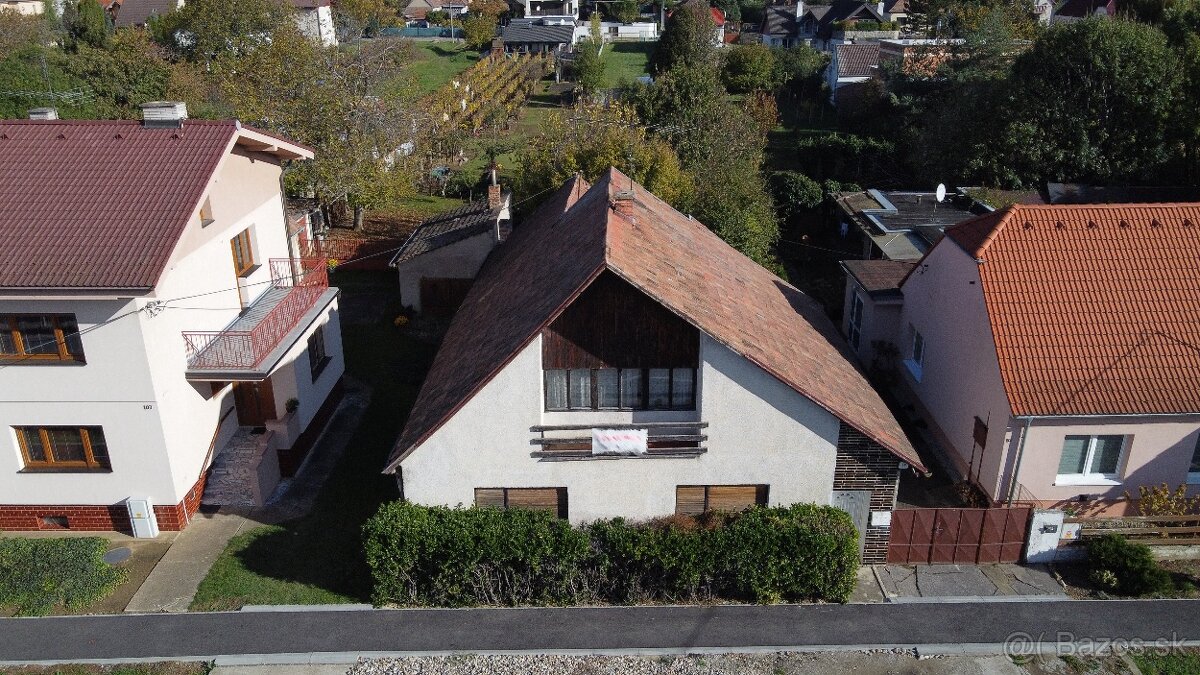 CENTRUM OBCE - RODINNÝ DOM, POZEMOK 1093 m², HLAVNÁ, VINIČNÉ