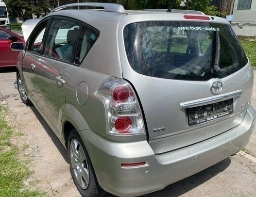 Toyota Corolla Verso 2.2 D4D 2007 100kW predám DVERE, MOTOR