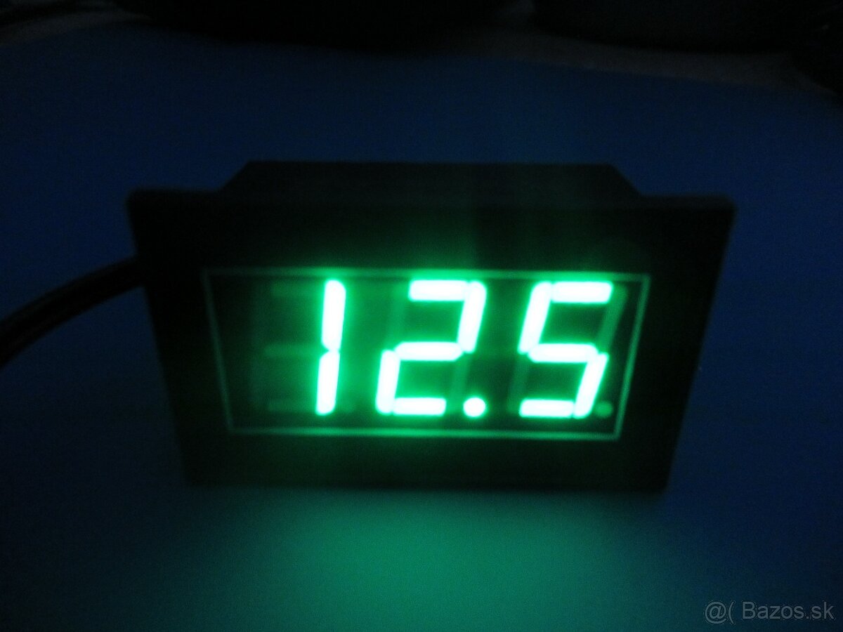 Vodotesný voltmeter modrý a zelený 12V 24V