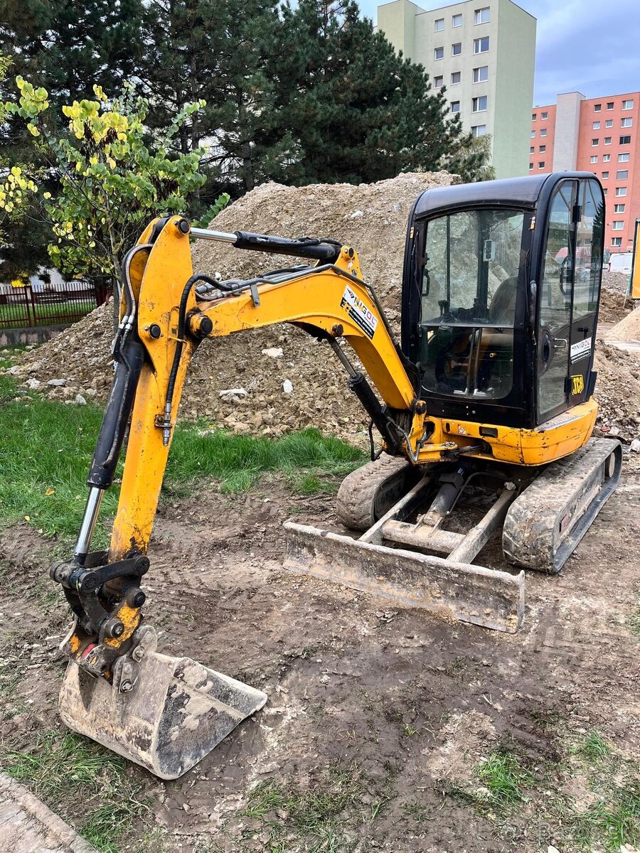 Predávame JCB 8025