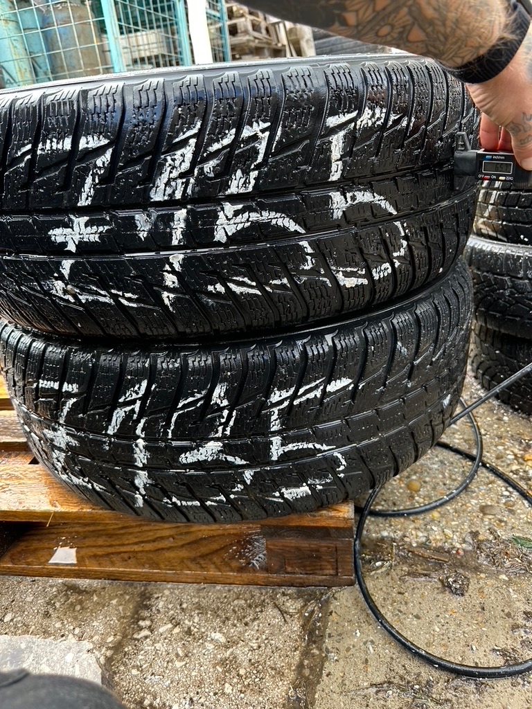 Z135 2ks zimné 265/65R17