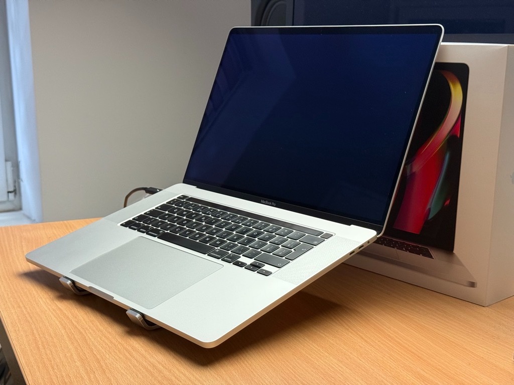 MacBook Pro 16" 2019 i9/32GB/1TB/8GB silver