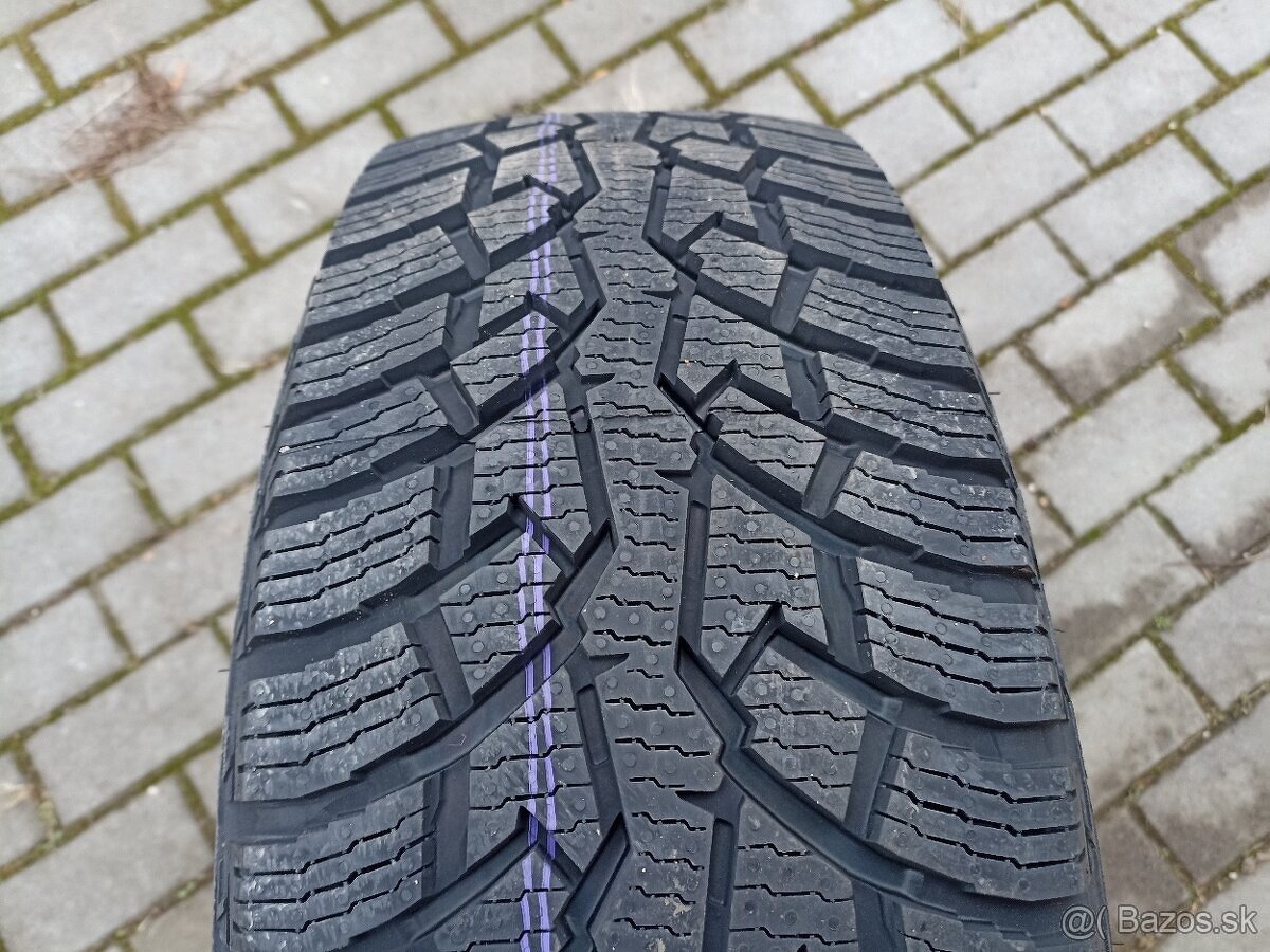 Zimné pneu Nokian Hakkapelitta CR4 215/60 R17C