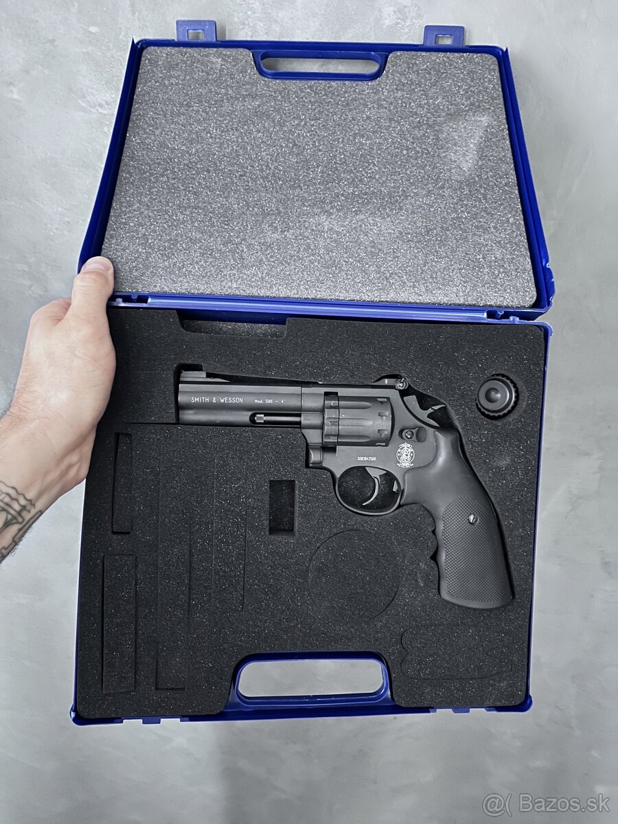 Vzduchový CO2 revolver Umarex Smith Wesson 586 4” 4,5mm