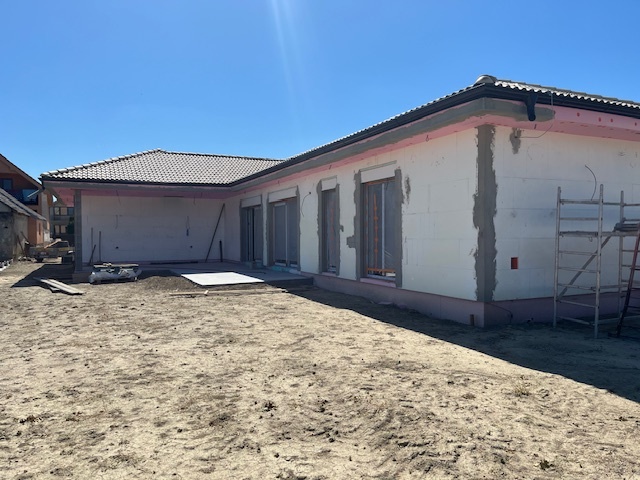 Rodinný dom typ Bungalov, pozemok 930 m2, 10km od Galanty