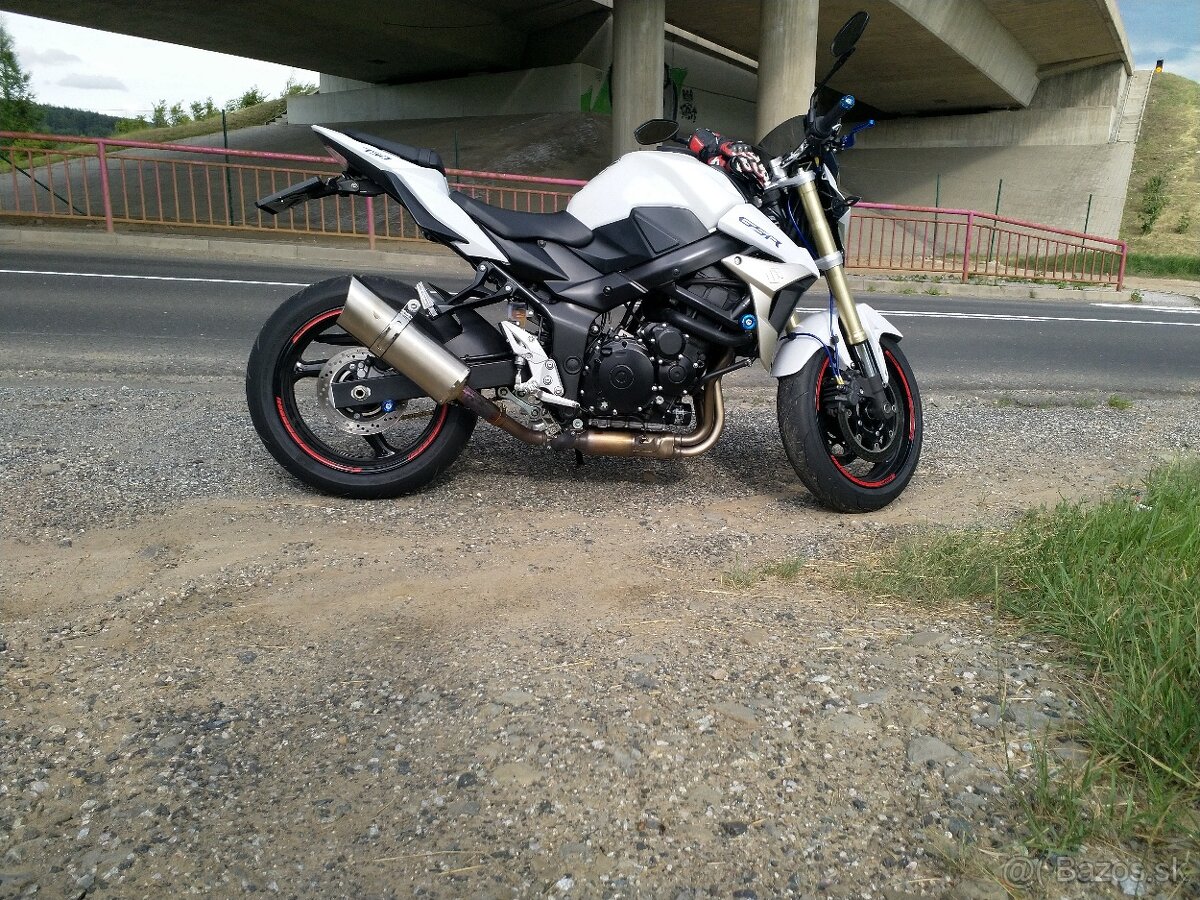 SUZUKI GSR 750