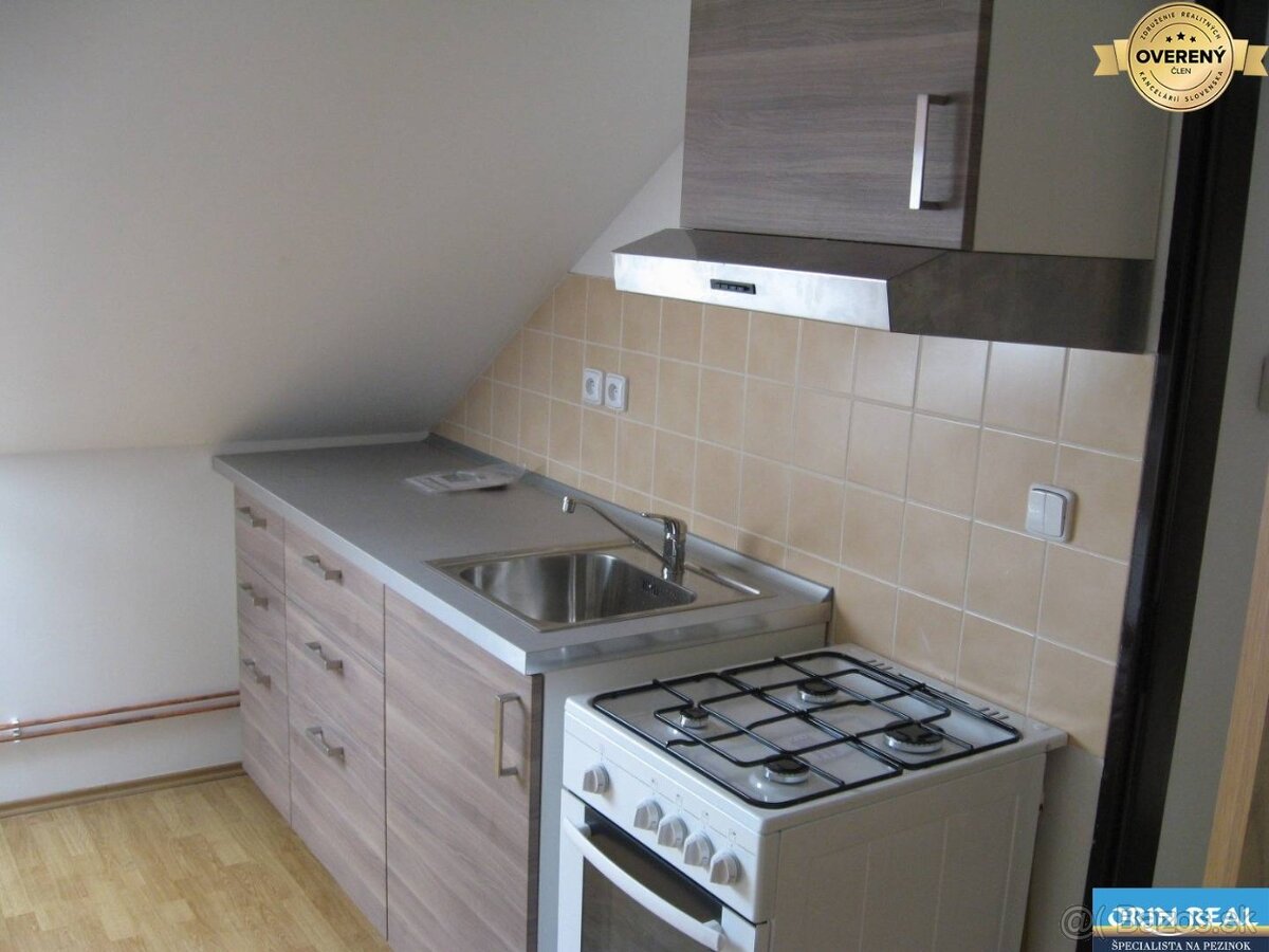 Na prenájom zariadený 3 izbový byt v Rd 580,- Eur