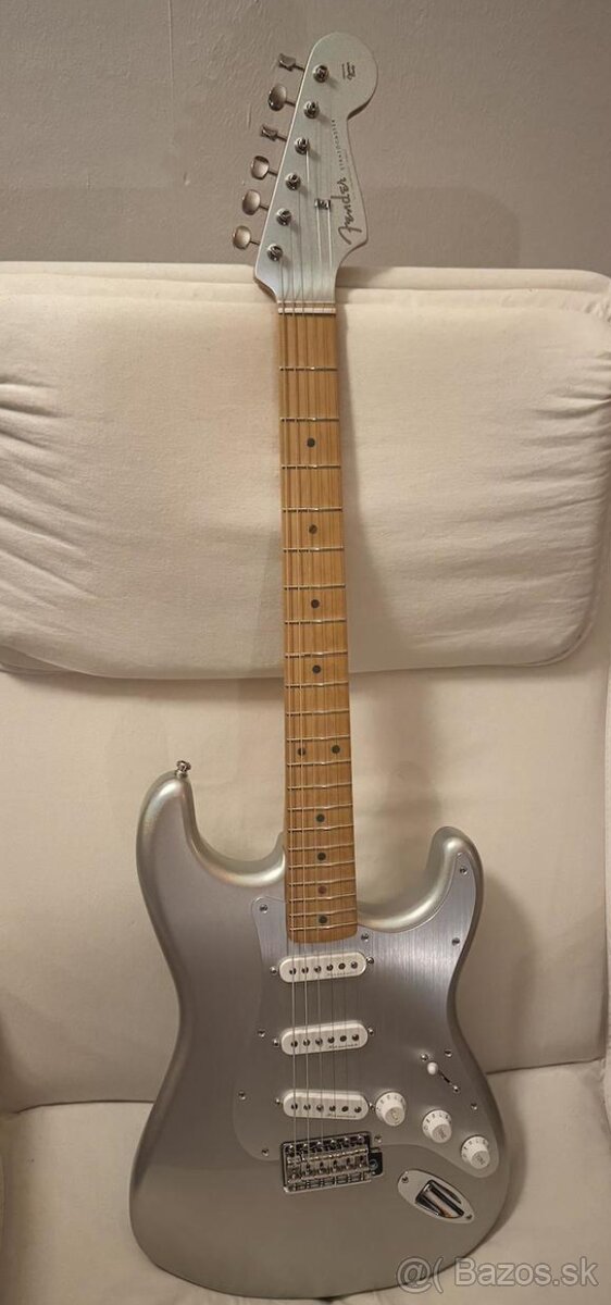 Fender H. E. R. Stratocaster Chrome Glow