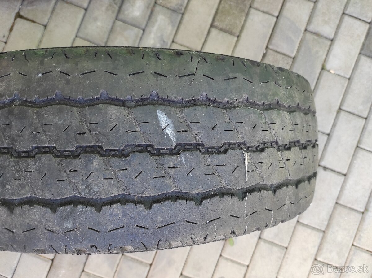 Predám dve letné pneu Bridgestone 215/70R15C