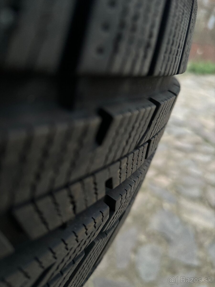 Zanovne Zimne Pneu 225/50 R18 Austone