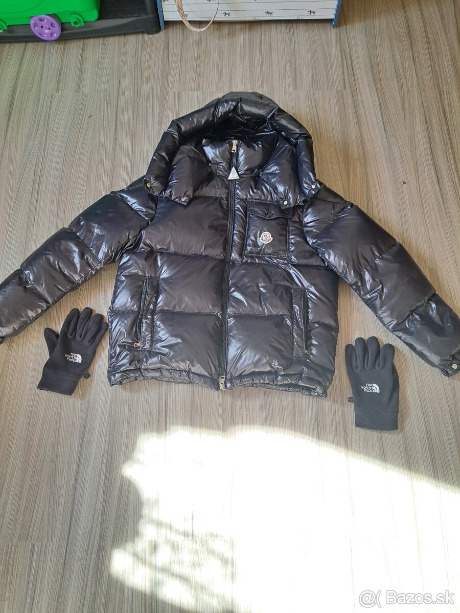 Predám túto nepouživanu Moncler bundu high-shine padded jack