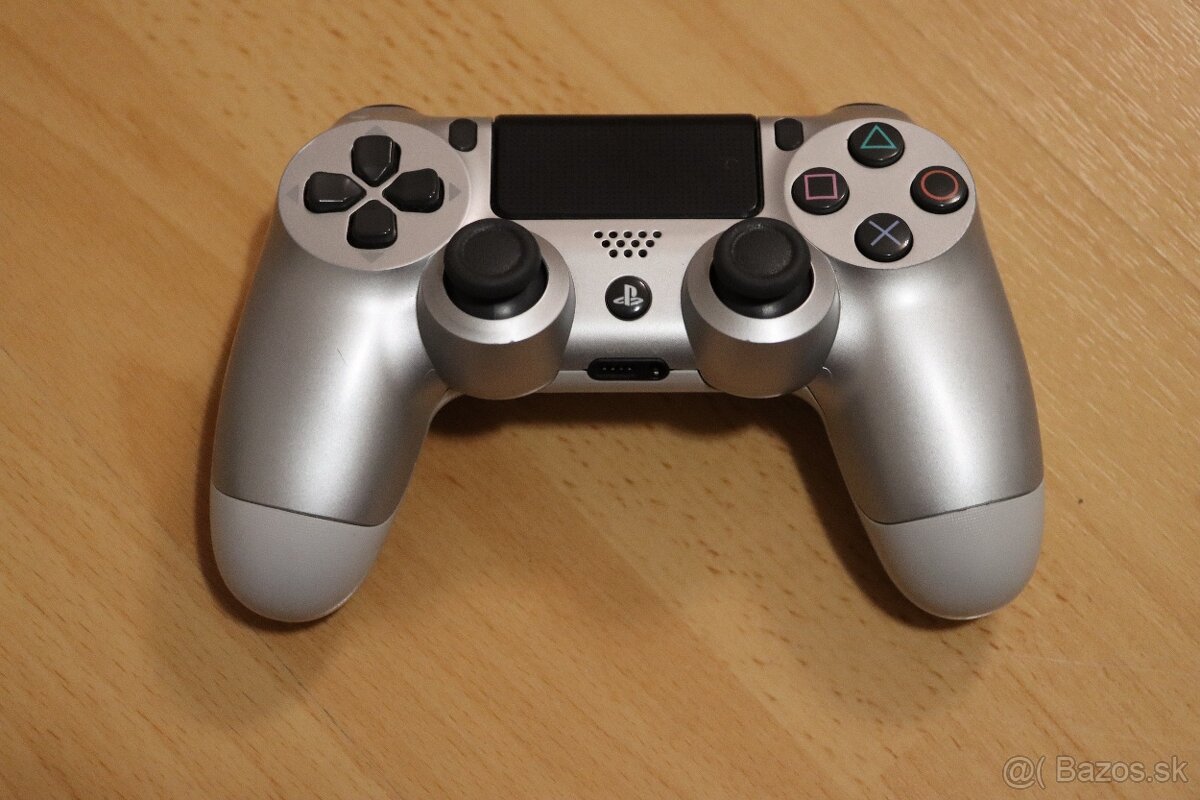 Dualshock 4 na PS4 v striebornej farbe