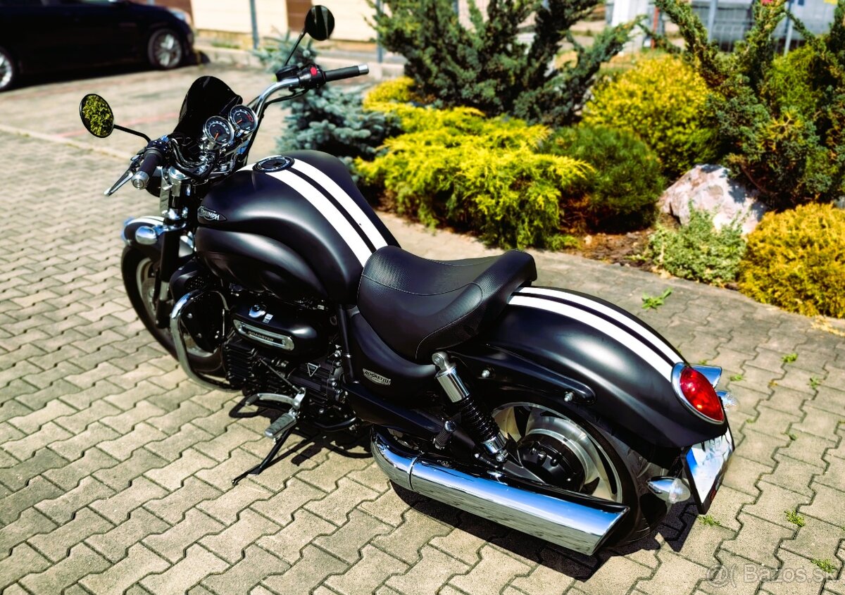 TRIUMPH ROCKET III -MATT PHANTOM BLACK-SLOVENSKA-1 MAJITEL