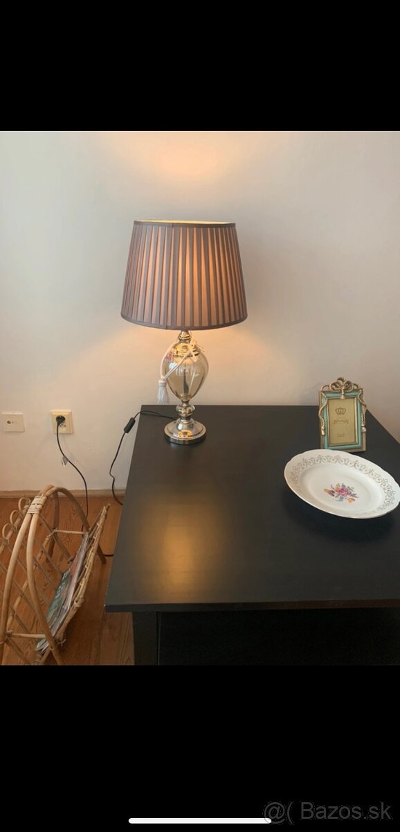 NA PREDAJ LUXUSNÁ ELEGANTNÁ NOVÁ STRIEBORNO-KRÉMOVÁ LAMPA