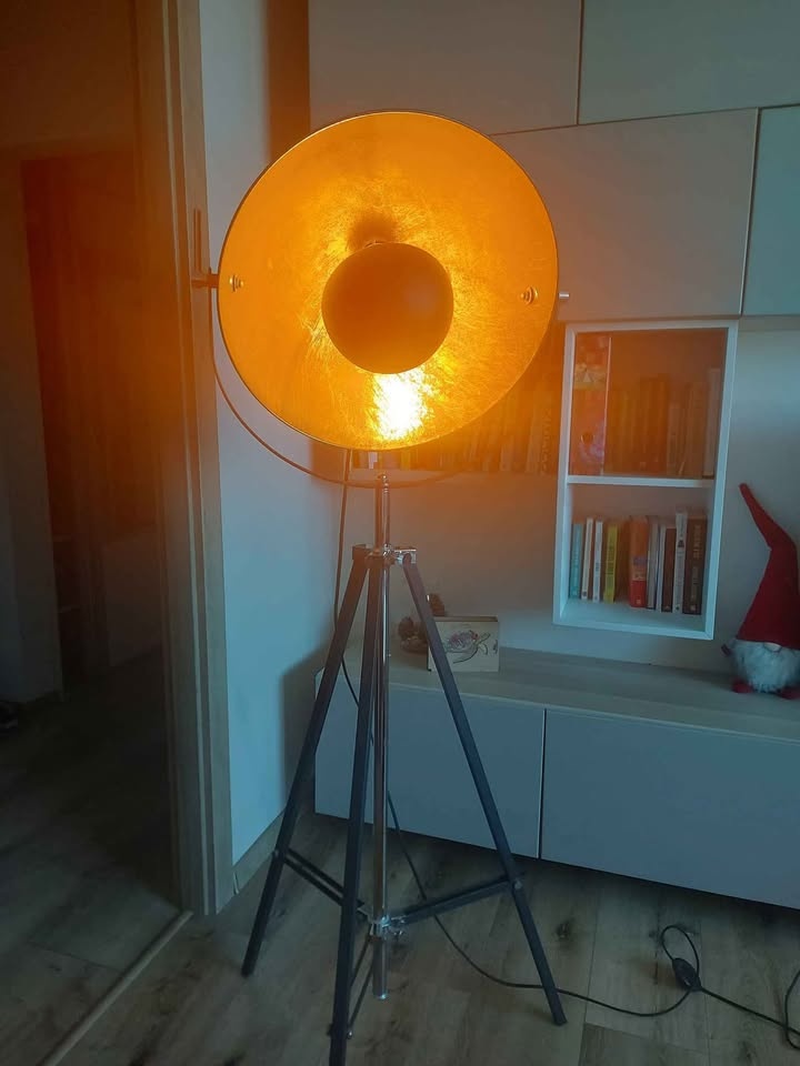 Predám dizajnovu stojanovú lampu