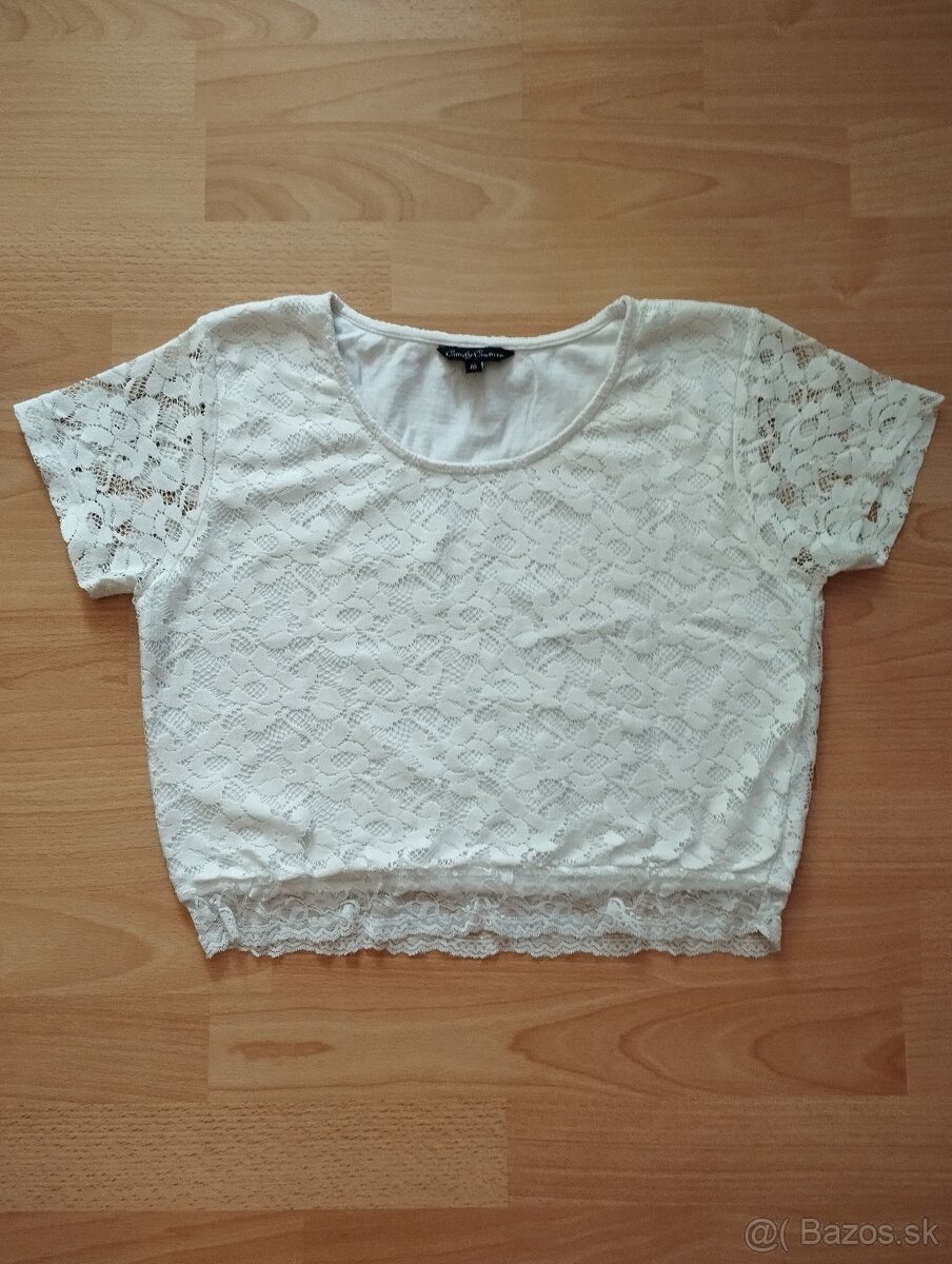 Biely čipkovaný crop top