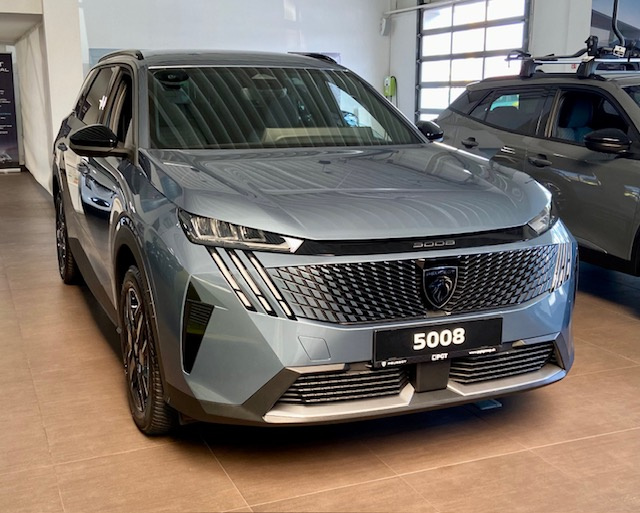 PEUGEOT 5008 ALLURE Hybrid 48V 136k e-DCS6 - 7 miestne