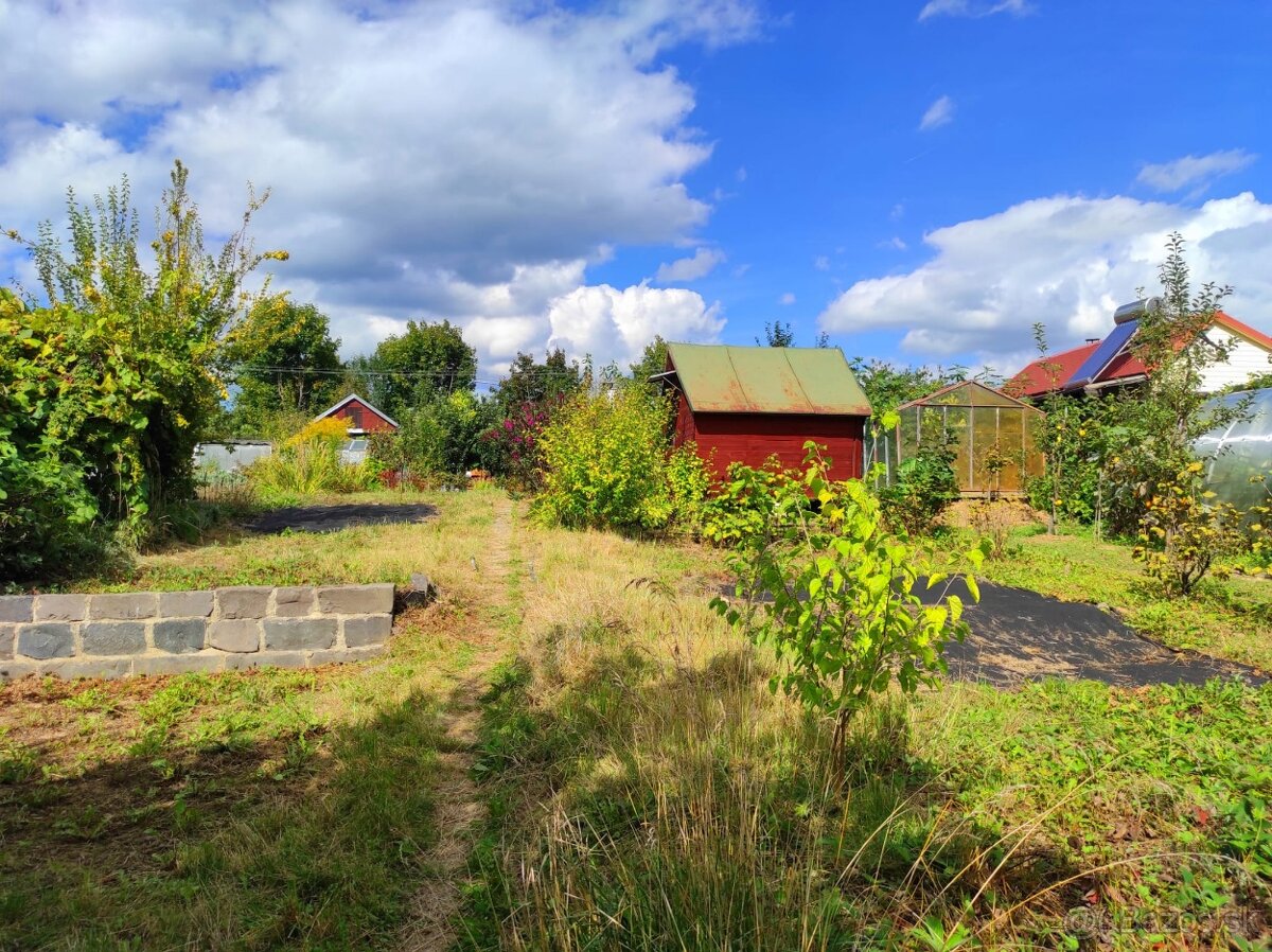 Záhradná chatka a na pozemku 287 m2 - BOJNICE