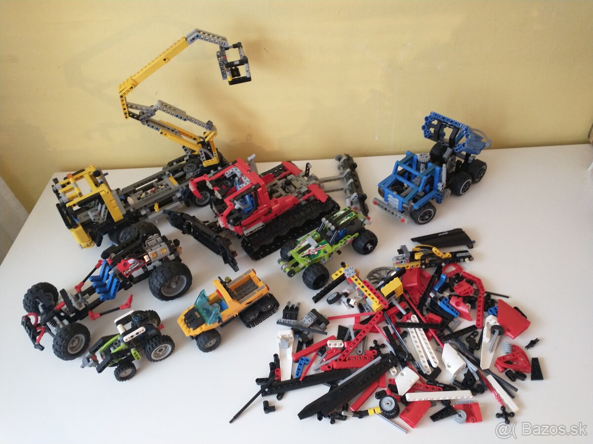 Mix rôznych starších Lego Technic setov + diely.