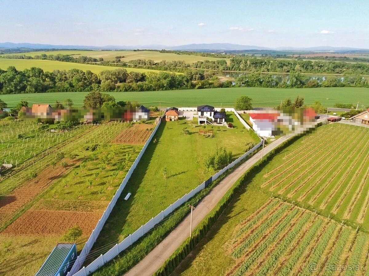 Jedinečný rodinný dom s veľkorysým pozemkom - VRÁBLE