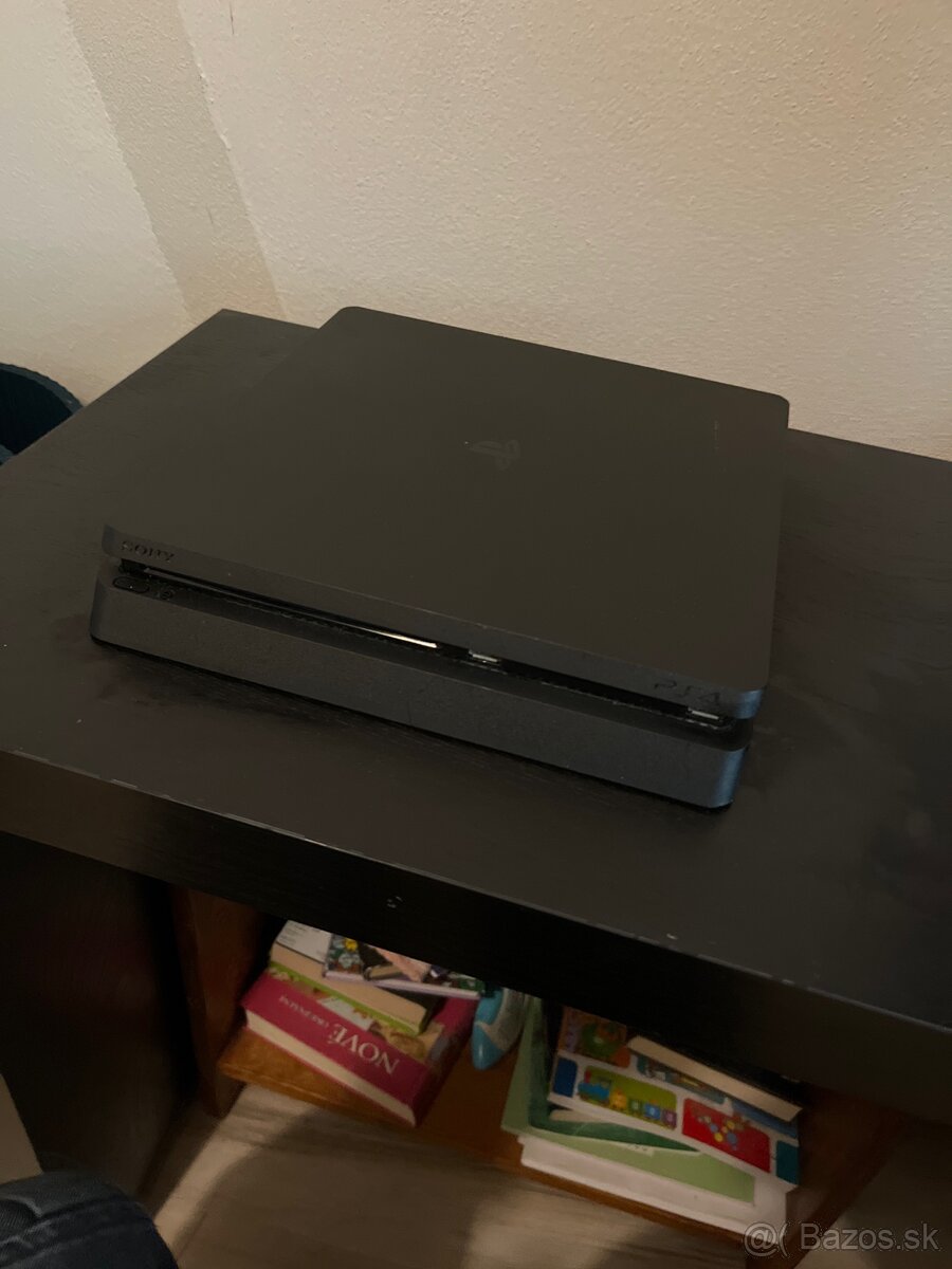 Predám použité Playstation 4 slim a ovládač