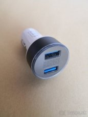 Nabíjačka USB do auta/kamiónu a indikátor stavu akumulátora