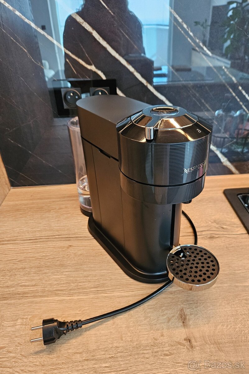 Cierny kavovar Nespresso Vertuo