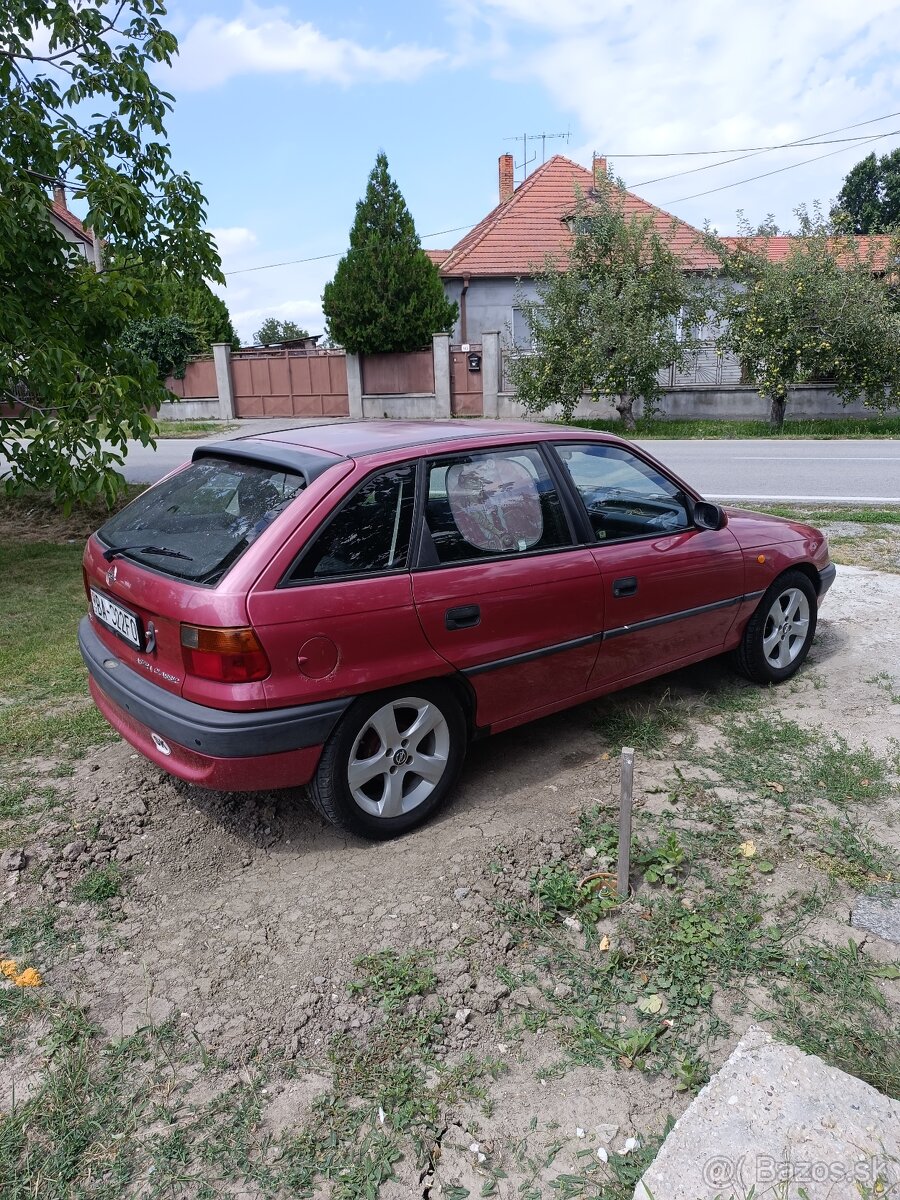 Predám Opel Astra Classic 1.6 benzín.