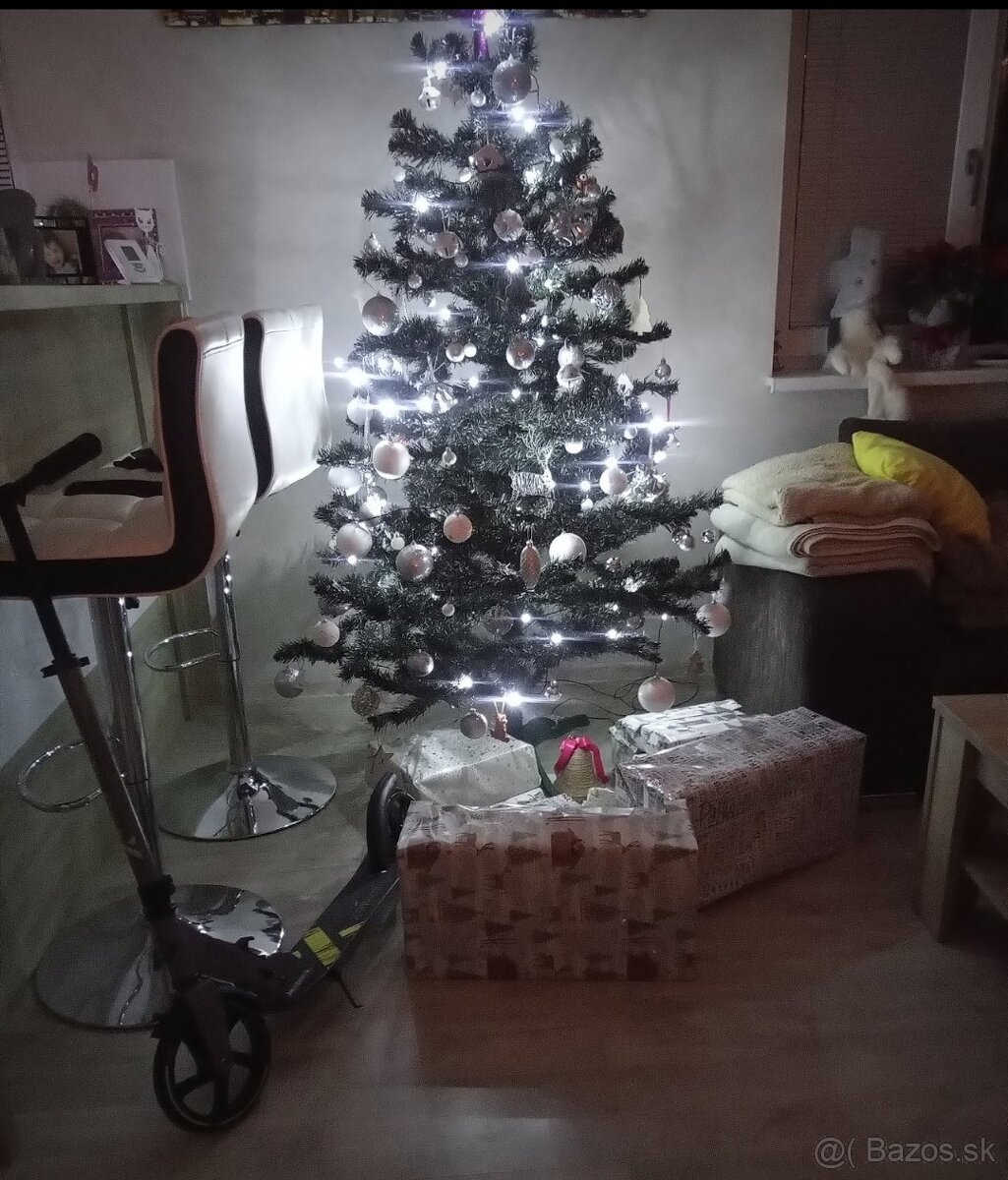 Vianočný stromček,pekný, umelý