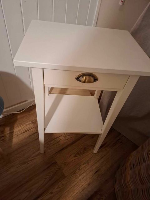 hemnes ikea nočný stolík