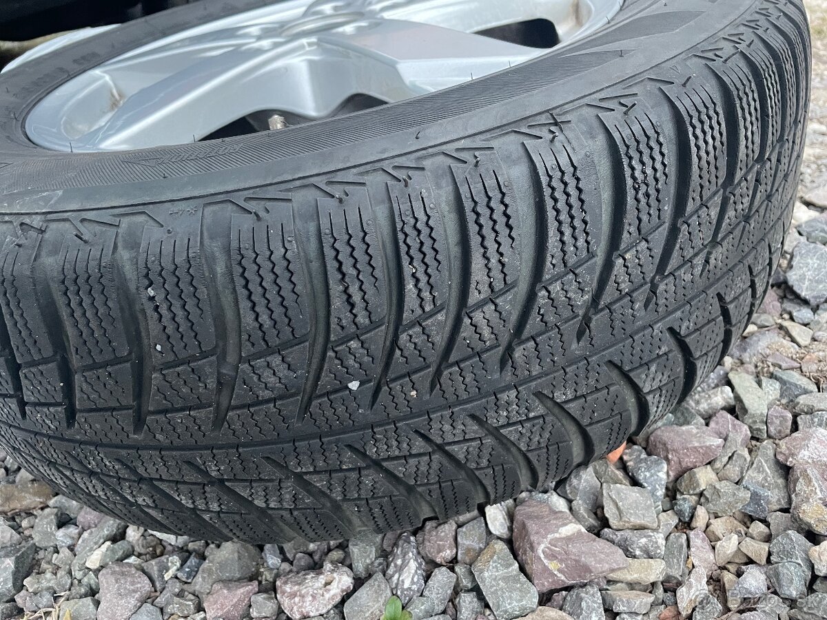 Najazdené zimné pneu na diskoch 215/60/r16 bridgestone