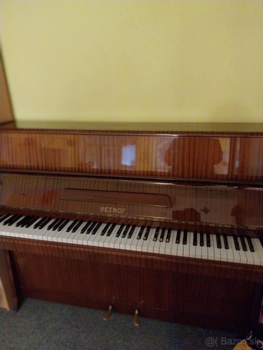 Piano PETROF