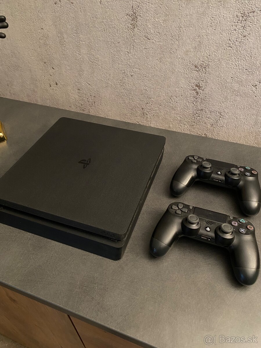 PlayStation 4 Slim + 2 ovládače