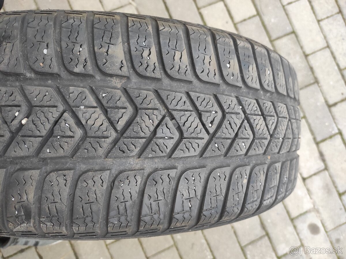 Predám dve zimné pneu Pirelli 215/60R16