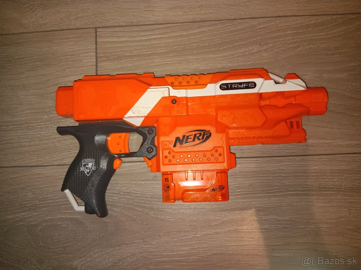 Nerf Stryke včetně baterií