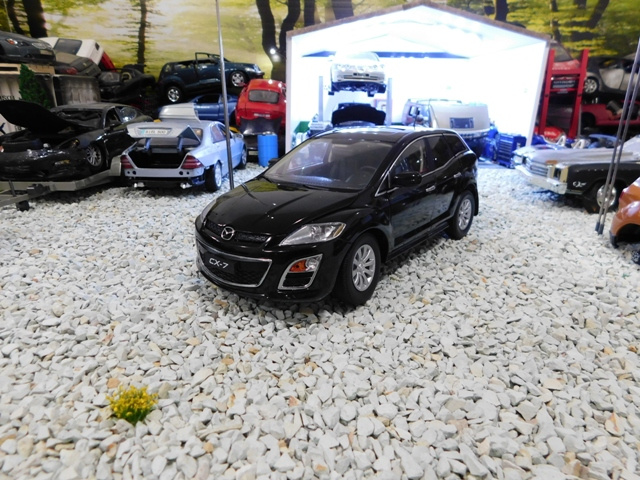 model auta 1:18  Mazda CX7 čierna farba paudi