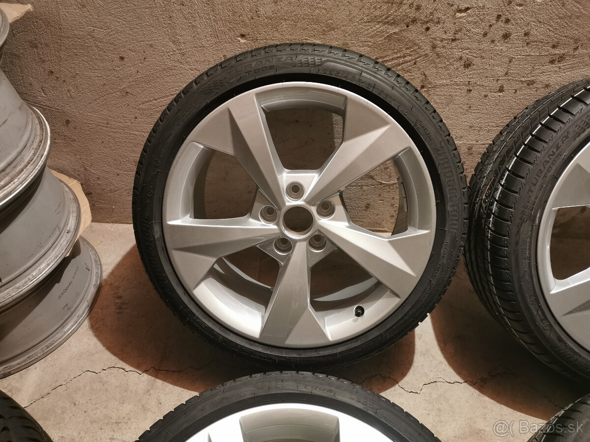 NOVÉ - Audi A3 (8Y) - originál 18" alu letná sada DOT 24