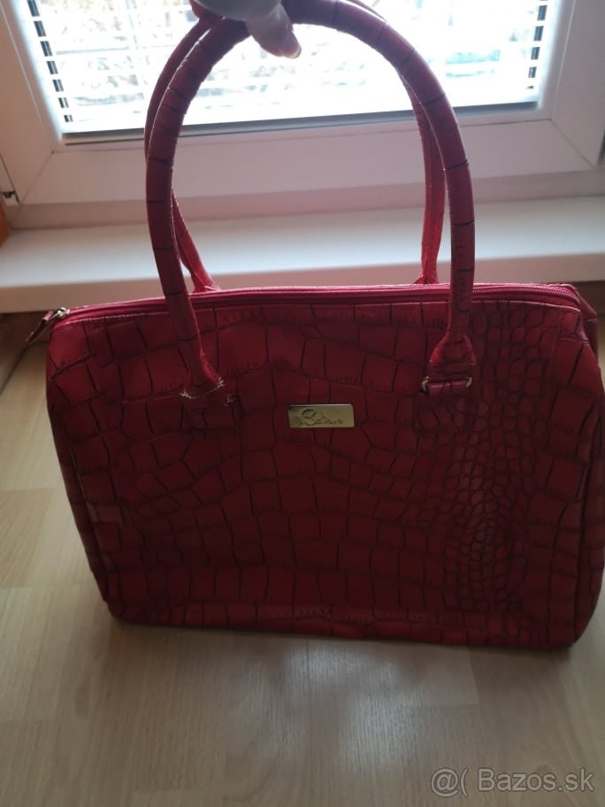 Krásna červená kabelka