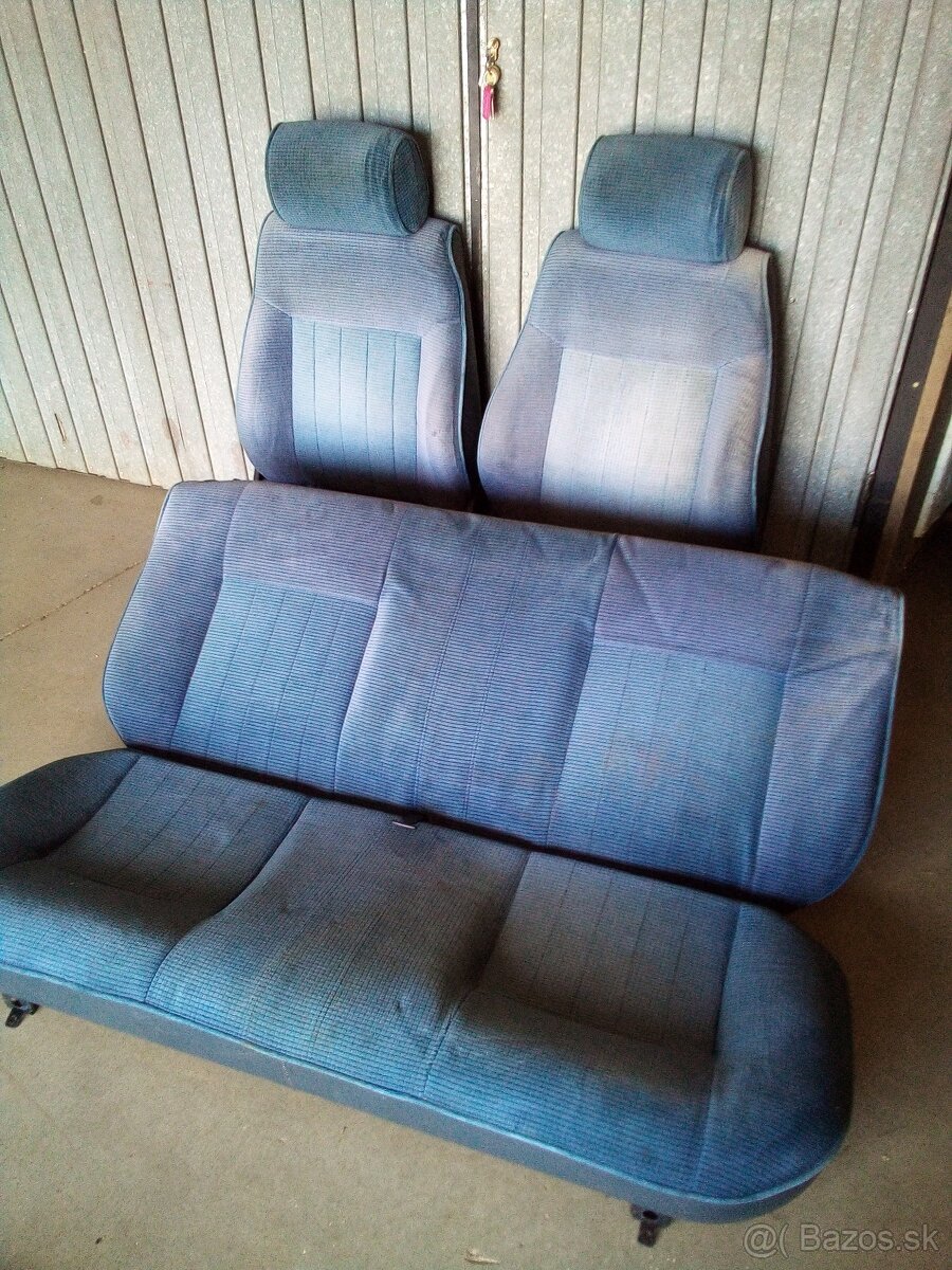 Fiat Tipo sedačky, koberec