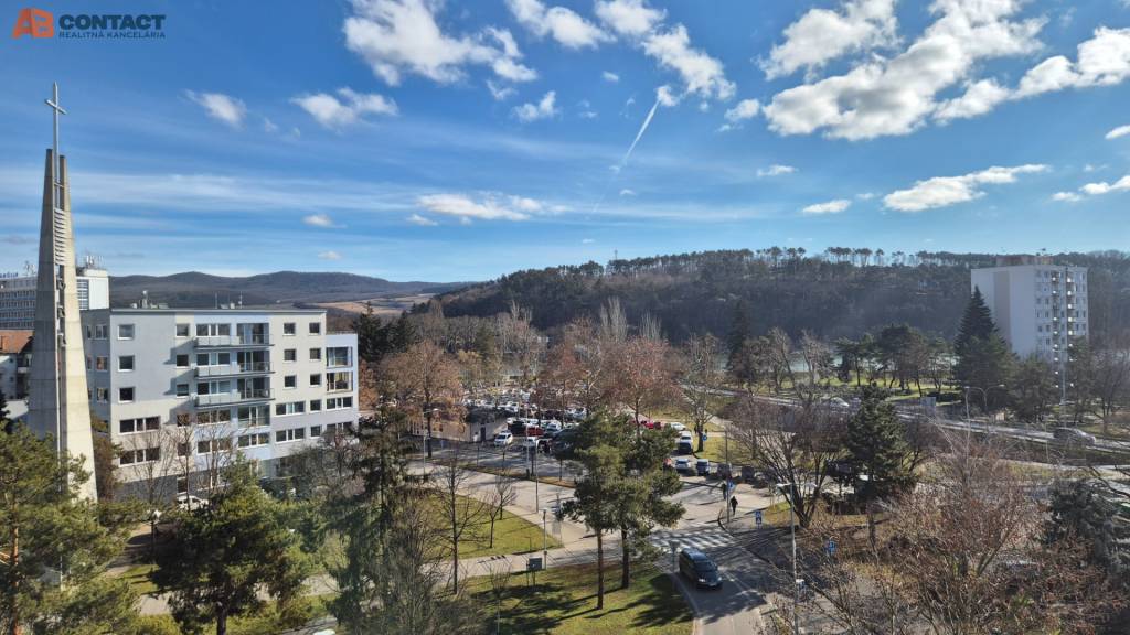 Dvojizbový byt, klimatizácia, priestranný balkón - centrum P