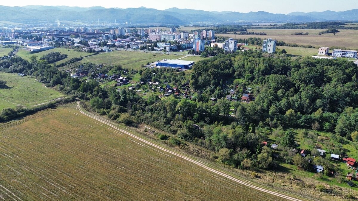 Ponúkame na predaj rovinatú záhradu