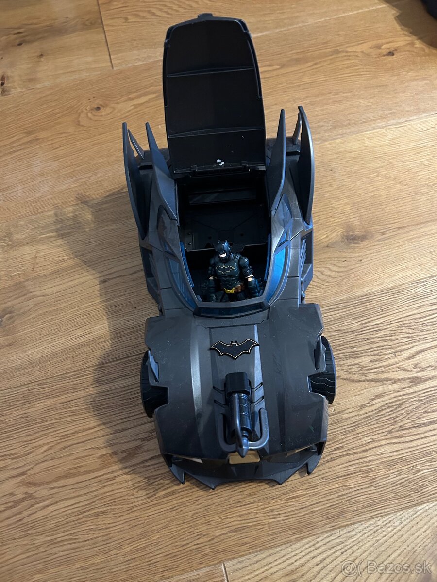 Batmobil s figúrkou