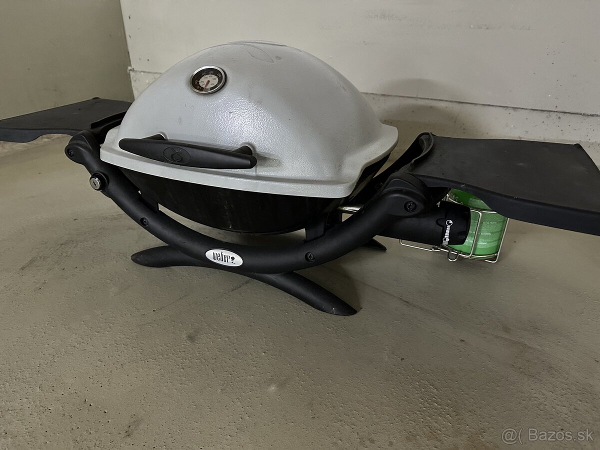 Weber Q 1200 grill with Stand