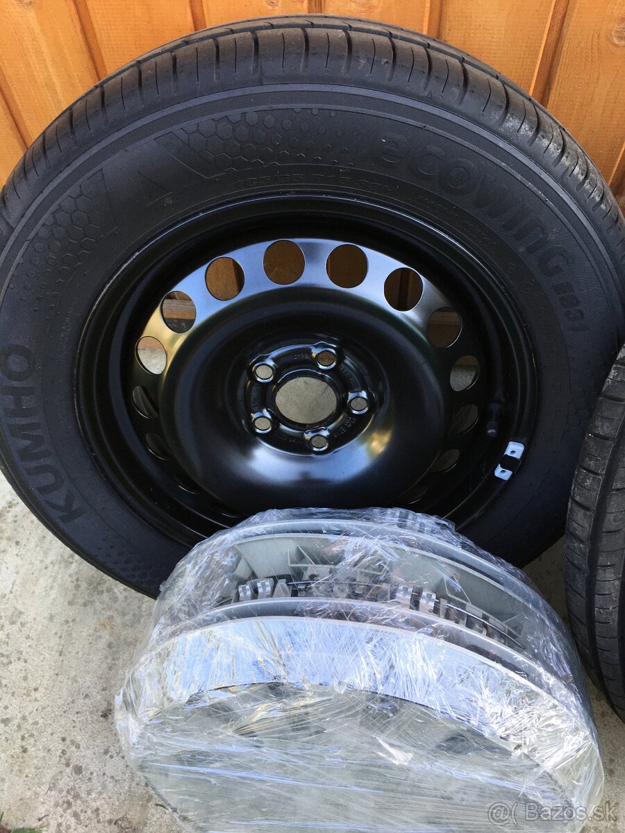 Kumho ecowing ES31 + plechové disky + puklice