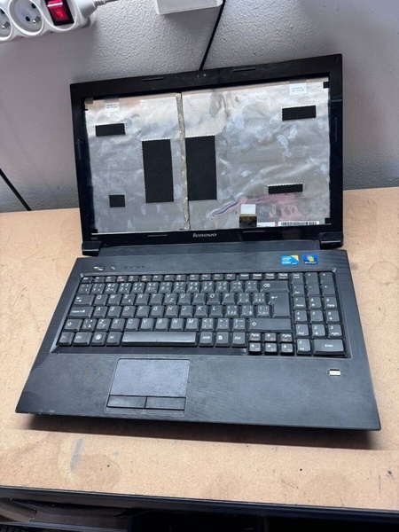 Predám pokazený notebook na náhradné diely zn.Lenovo B560.