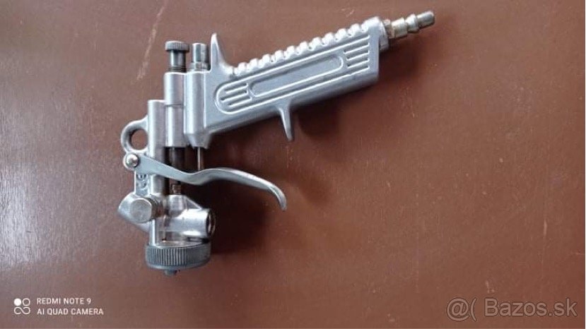 Striekacia pistol