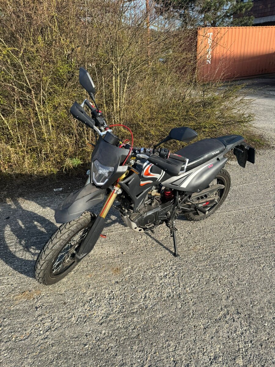 Motocykel Yuki 200 SM